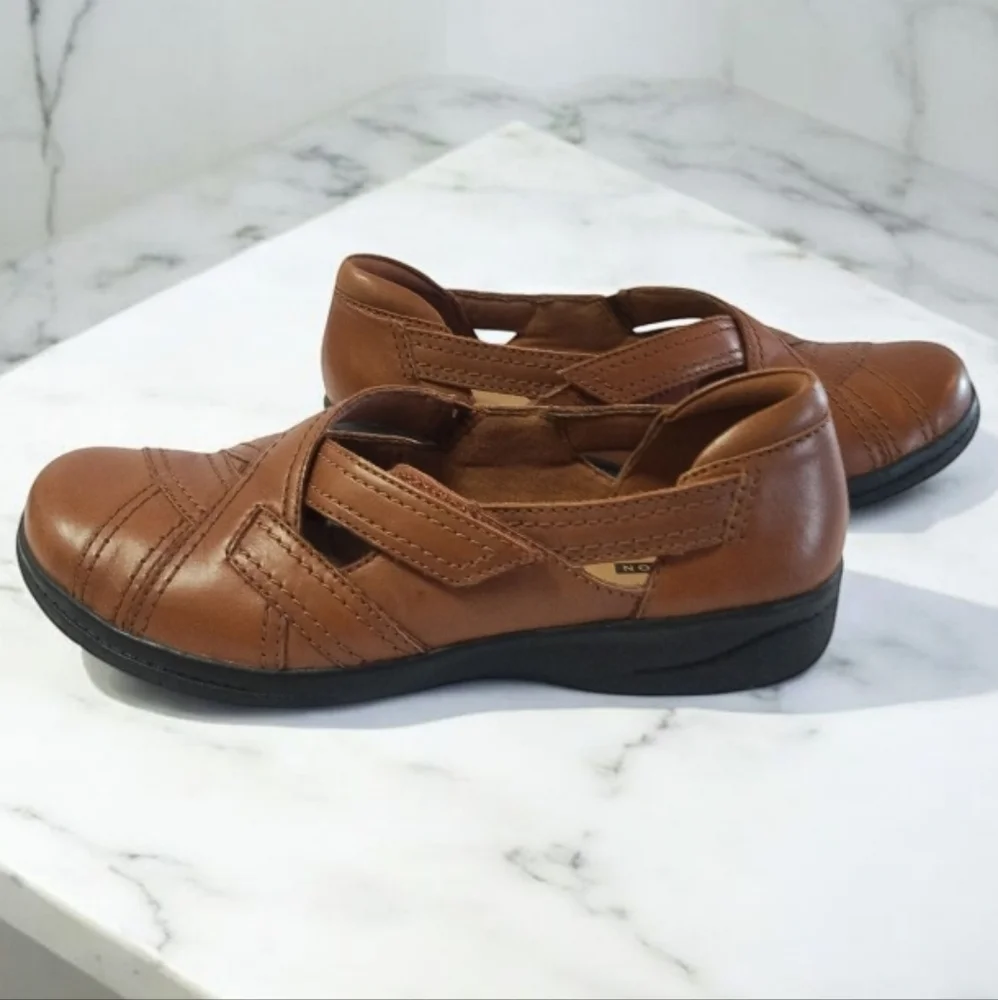 Clarks Womens Cheyn Wale Loafer Size 8.5 M Cognac Tan Leather Slip On Shoe